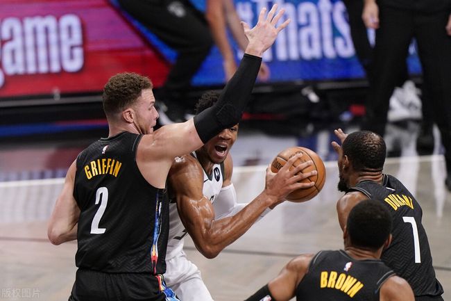 青岛队鏖战篮网，字母哥统治全场