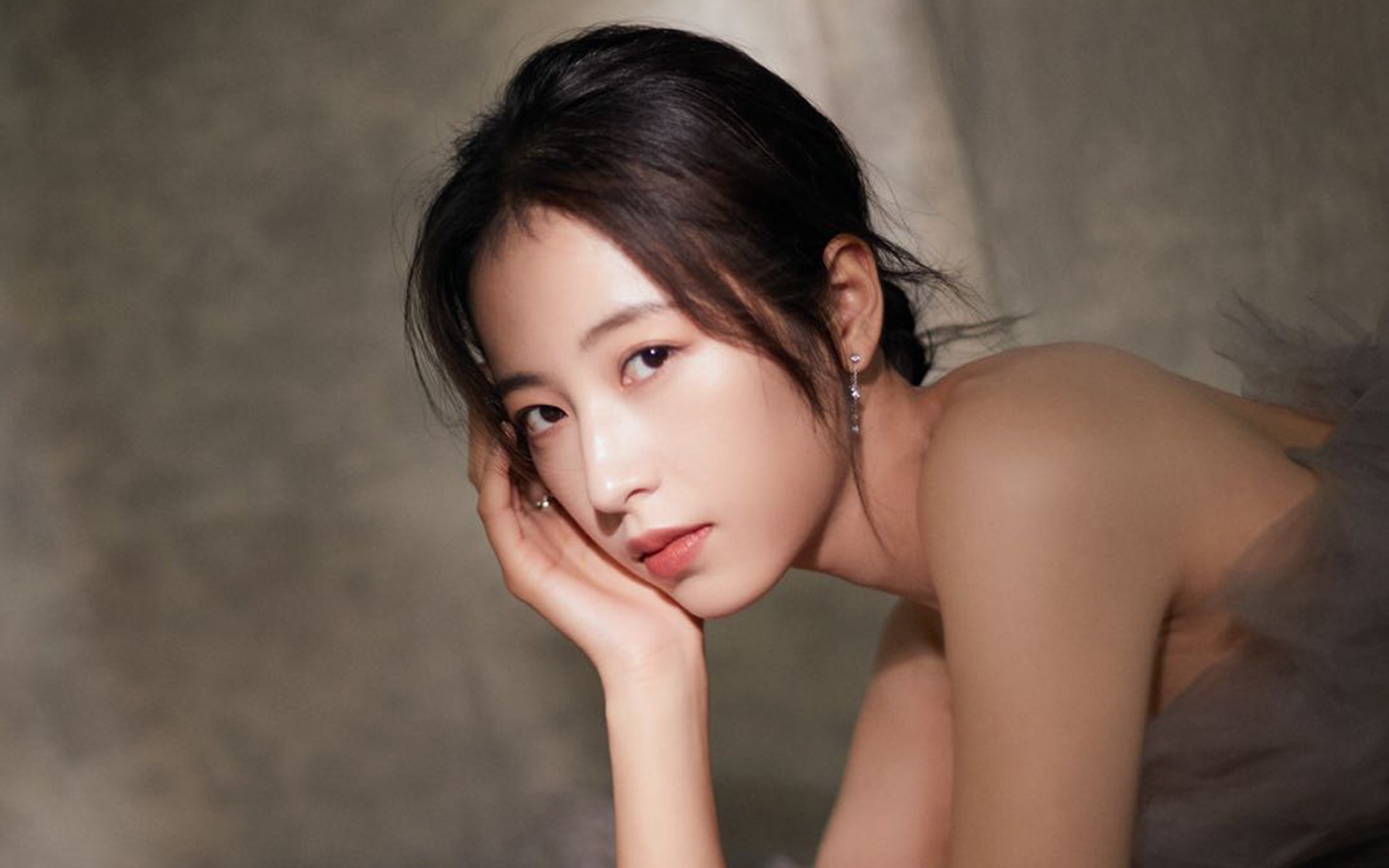 足球世界的冷与热，玻利维亚冲垮哥伦比亚，C罗用实力回应世界